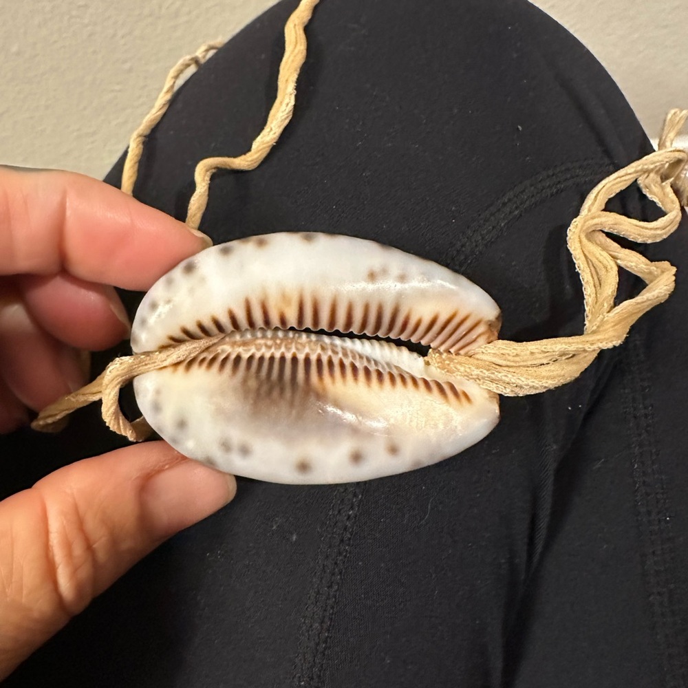 Shell choker tie necklace
